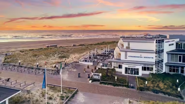 Het voorkeurshotel voor de bestuurdersreis naar Vlieland is het WestCord Strandhotel Seeduyn.